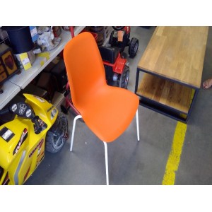 chaise-orange-pied-blanc